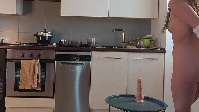 Georg: 我找到了我最喜欢的假阳具。然后我尿在它上