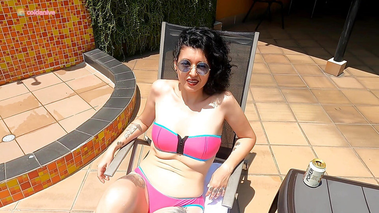 COLDANIVE: Odpoledne na terase nevěrná manželka šuká chlapce u bazénu