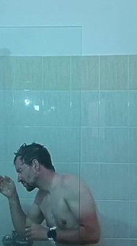 Saya bersendirian di bilik mandi, si kecil ditangkap!
