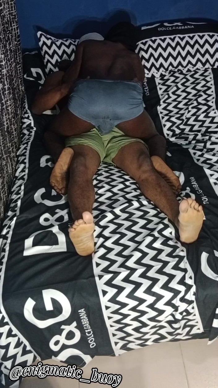 Enigmatic Buoy: 我如何发现我的继兄弟和他的好朋友在一起