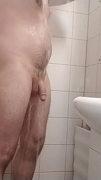 Je me rase la bite et les couilles et je prends une douche après ça.
