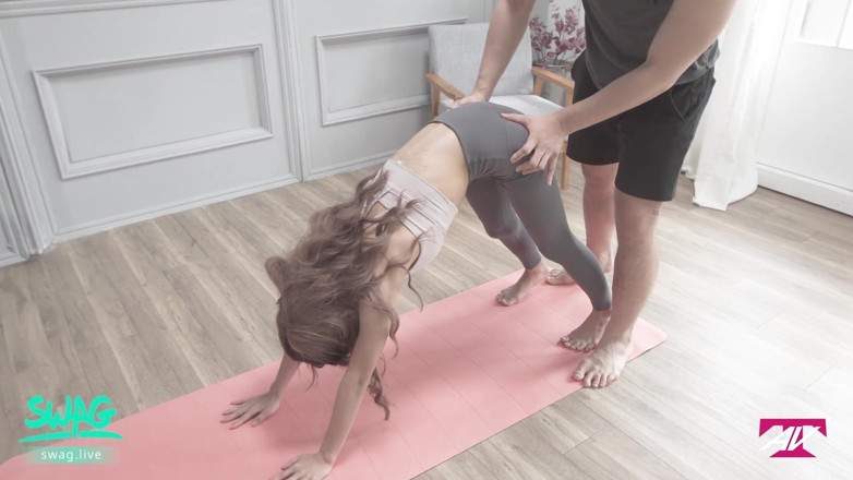 SWAG.live: Profesoara de yoga vrea doar să fută o fată asiatică în...