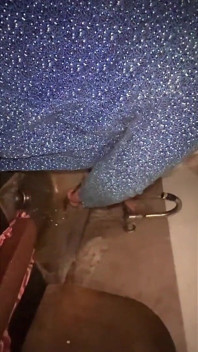 キッチンにいるミルフのホットなおばさん、彼女は勃起中に興奮していた。彼女の大きな胸と大きなお尻を見て、手コキを始める