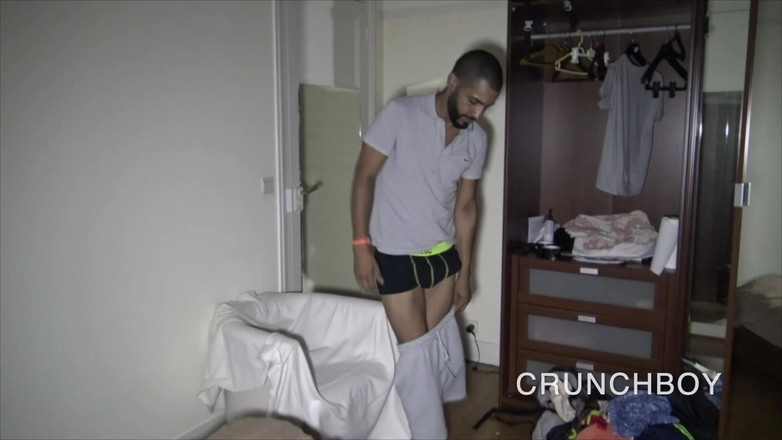 Bareback porn made in France: Troia scopata da un arabo e un papà