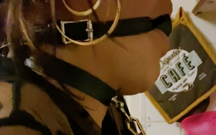 Lady Oups: Une femme punie dans le ballgag de la cuisine et...