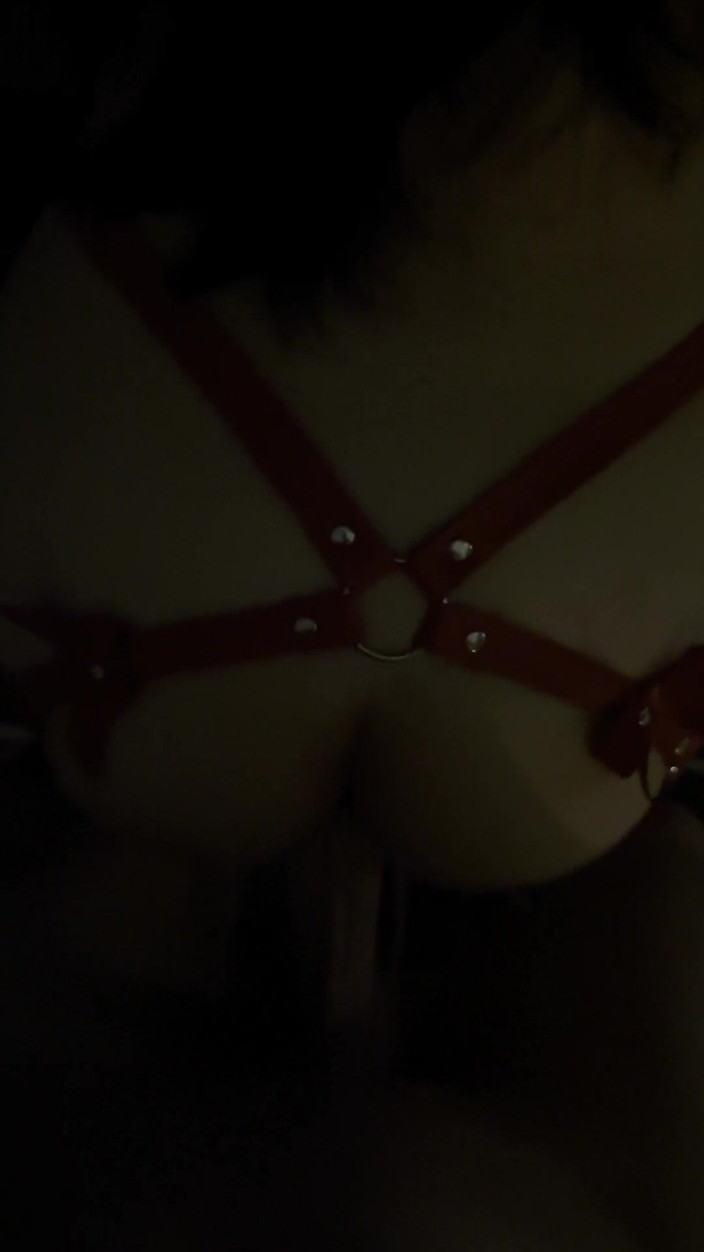 AsianHoneyAss: ホテルの窓に向かって情熱的な後背位セックス、革のコスプレ