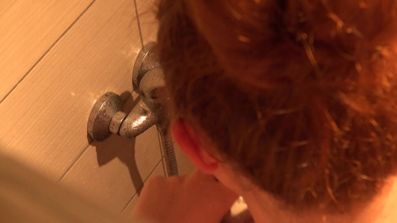 All Those Girlfriends: La tetona pelirroja Helen filmada en el baño