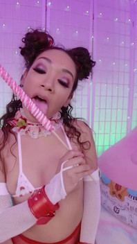 Lief latina-meisje Sarah Lace geeft de beste natte diep in keel