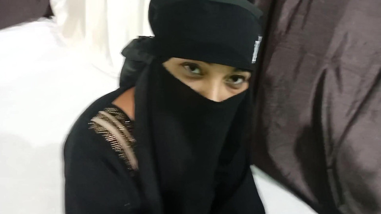 Dearshivani: Dona de casa muçulmana foi fodida por dono de casa