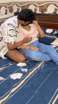 Adik tiriku pertama kali ngentot sama adik tiriku waktu dia pulang ke rumah dan minta aku untuk ngentot memeknya habis-habisan