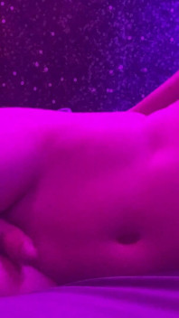 Femboy dildo sikişinden biraz boşalıyor