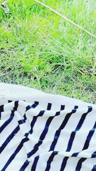 Masturbuje s mojí sexuální hračkou venku