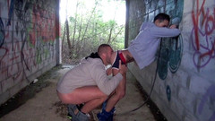 Crunch Boy: Francuski twink zerżnięty przez niedźwiedzia płasko na zewnątrz w jockstrap