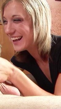 Blonďatá roztomilá teenagerka je ošukaná velkým ptákem nevlastním bratrem
