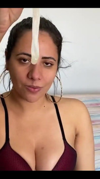 Kiffa hace que el cornudo lame semen del condón después de haberlo engañado