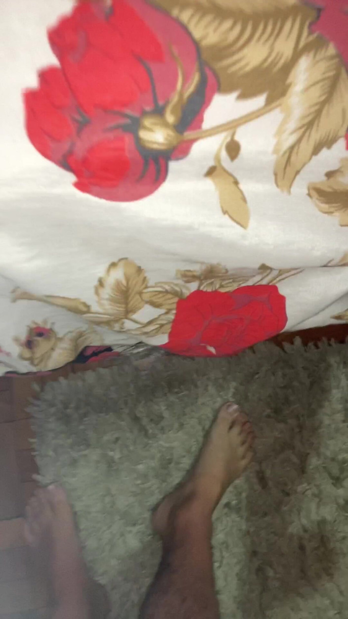 Eu_rickroma44: 我发现我的邻居正在换衣服。然后我们最终在她丈夫的床上发生了性关系