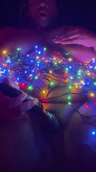 Zenci iri güzel kadın Noel baskısında mastürbasyon yapıyor