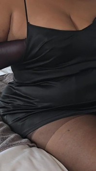 Kasut tumit tinggi 5 inci, stoking, satin nightie dan sarung tangan satin, sebahagian daripada video yang lebih panjang Thats Out pada hari Jumaat.