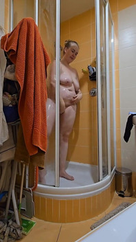 La Moglie BBW Carina Con Grandi Tette Naturali Morbide Ed Un Gran Culo Fa Una Doccia