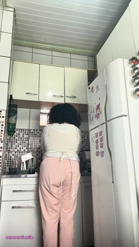 皿洗いしながらおならをするぽっちゃり主婦スタイル