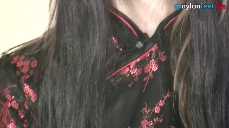Best Nylon Feet Videos: Wspaniała brunetka z tuszem pokazująca stopy w kabaretkach