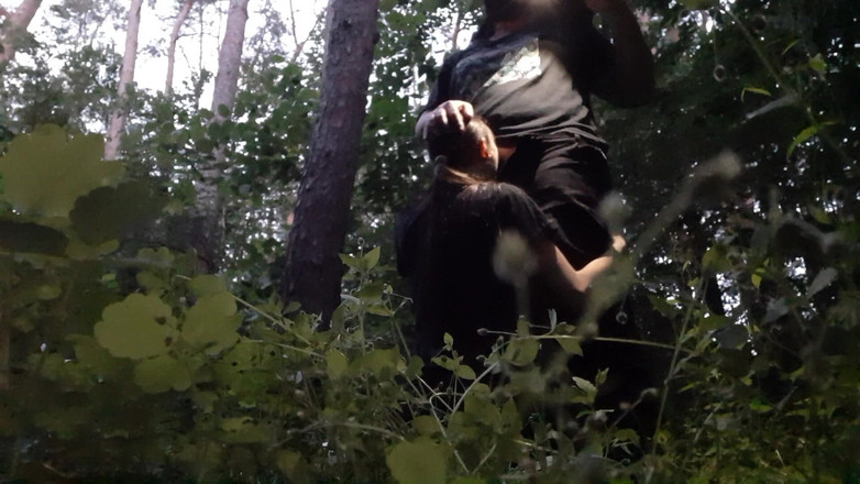 Lesbian-illusion: Šukám svou nevlastní sestru do pusy v lese, aby nás...