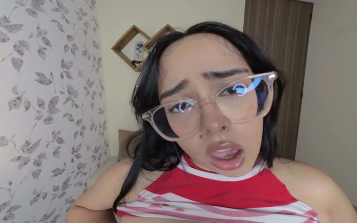 CuttiejennieVR: Pom-pom girl excitée joue avec ses seins