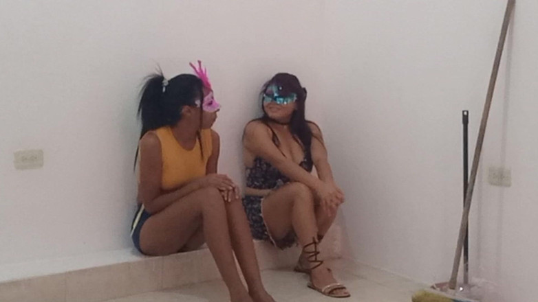 Martin13: Nhân viên nói chuyện với bạn của cô ấy trong một...