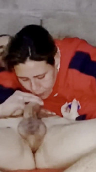 Enorme carga de leche en la boca de gordita milf