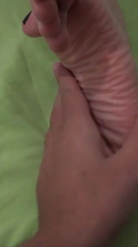 Heiße MILF mit schwarzen zehen, footjob!