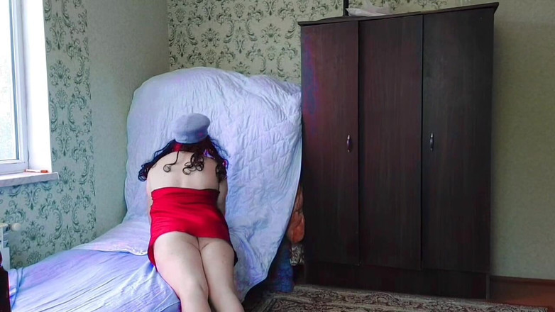 Kitty_Cross: Femboy eigengemaakt rood gekleed model