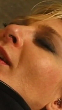 Sexy blonďatá prdel ponižující penetrace