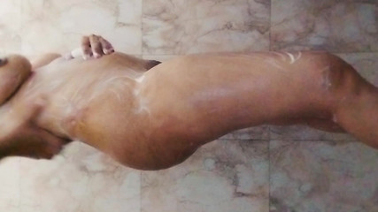 Riyathakur: Desi処女女の子洗浄彼女の滑りとオナニー