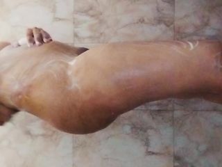 Riya Thakur: 德西处女洗她的阴户和手淫