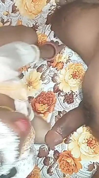 Pasangan India terangsang menonton film porno bersama dan melakukan seks yang kasar