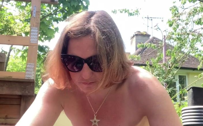 Rachel Wrigglers: Topless diy dans mon jardin très exposé !