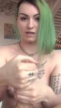 Alt stunner Paige Pierce odmění svého muže