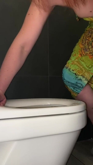 Elena917: Léchage des toilettes de l'hôtel, baise avec une brosse de...