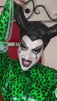 Real Bruxa Satânica Realiza Rituais De Magia Negra E Convoca Satanás Para Fazer Sexo Com Ele