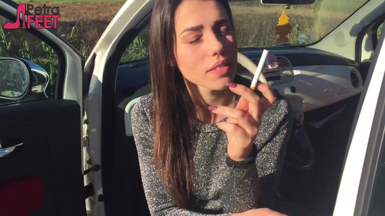 Smokin Fetish: Чудова красуня курить сигару на відкритому повітрі