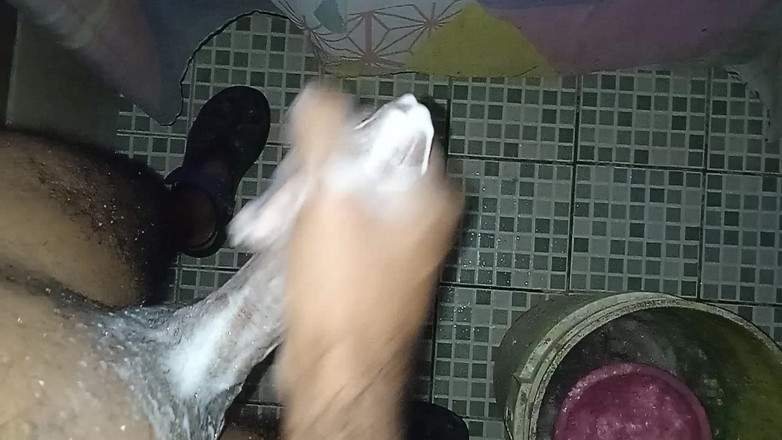 Cute boy jerks off: ゲイの男性は、田舎から旅行に行ったパートナーのことを思い浮かべて自慰行為をする