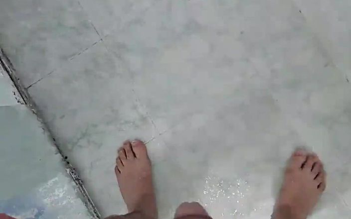 Lk dick: Pissing in the Shower 1