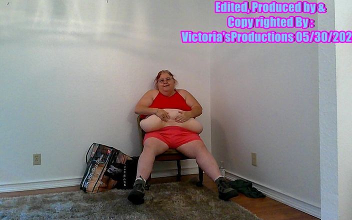 BBW nurse Vicki adventures with friends: Probándose pantalones cortos y tops! Iam frotando vientre y tetas