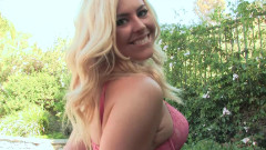 Chica Suicida DVD: Sexy Blonde Summer Day vezme ptáka na zadek