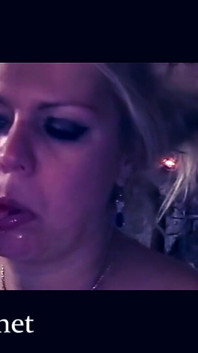 Vicky cavalca e succhia nel gangbang club