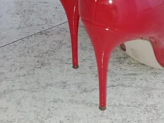 Ferreira studios: 赤いヒールを履いて足でポーズをとって遊ぶ