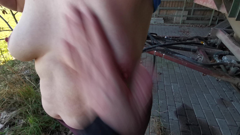 Bouncy Tits Action: Pegando las tetas duras solo por diversión