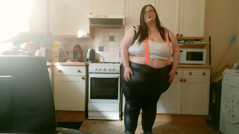 SSBBWLadyBrads: Толстушка-толстушка играет на кухне в сексуальной тугой одежде, часть 2