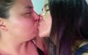 Zoe &amp; Melissa: Глубокие поцелуи с лесбийским языком
