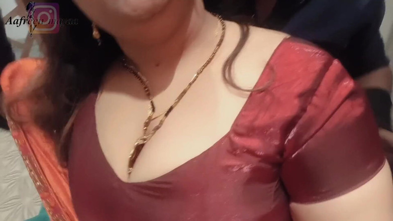 Maya-malik: Vi a mi madrastra masturbándose, luego me llamó y me...